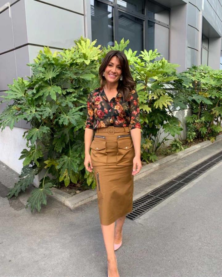 Nos encanta  cómo combinó  Nagore Robles esta falda de Sfera con una blusa de flores de Stradivarius.