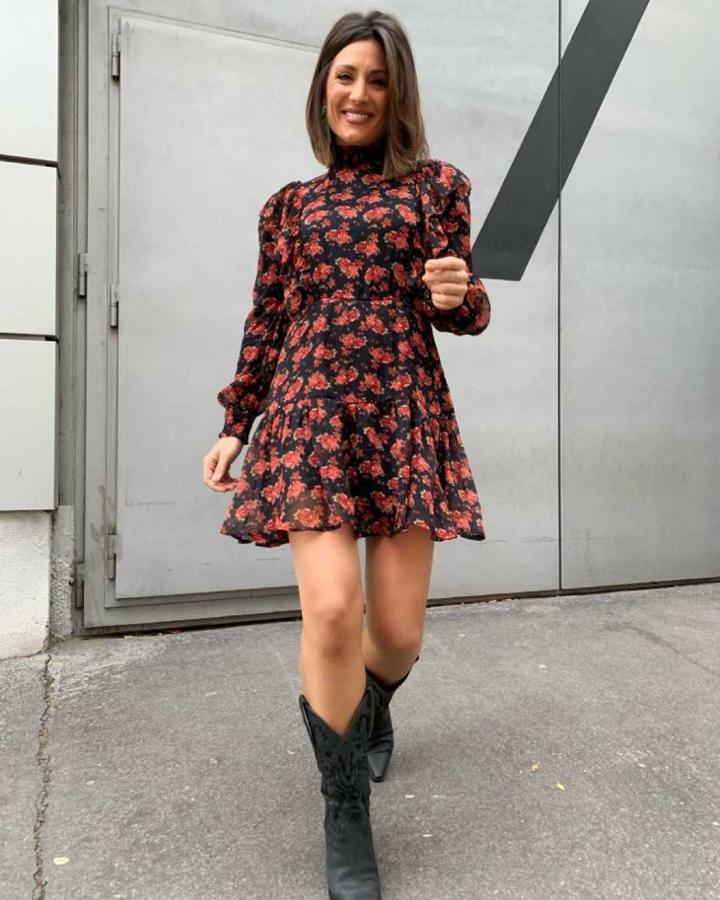 Nagore dejó claro que las flores no son solo para la primavera con este vestido de Stradivarius que combinó con botas cowboy.