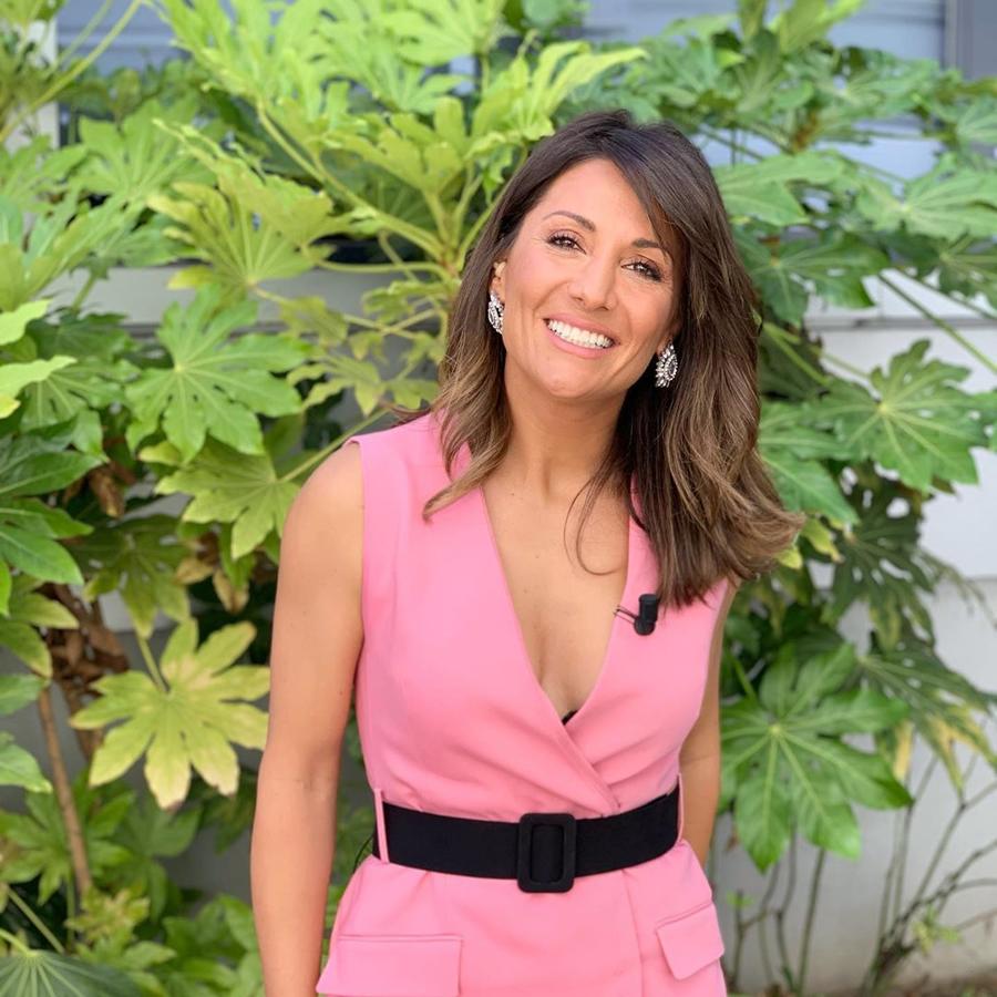 El rosa es uno de sus colores habituales y no nos extraña porque le sienta fenomenal. Este chaleco vestido rosa con cinturón negro es de Zara