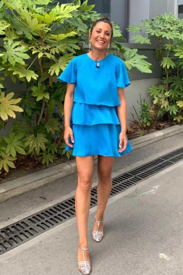 En uno de los colores de la temporada, el azul, este  vestido de volantes de Zara le quedaba tan bien  que ya se lo hemos copiado.