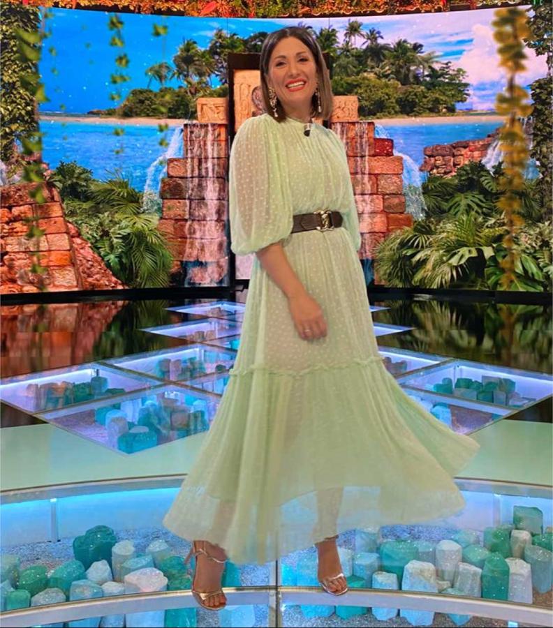 Este no de los looks más elegantes de Nagore que escogió para una de las galas de Supervivientes. Lució u n vestido verde lima de plumeti  de Zara que combinó con sandalias metalizadas y cinturón marrón.