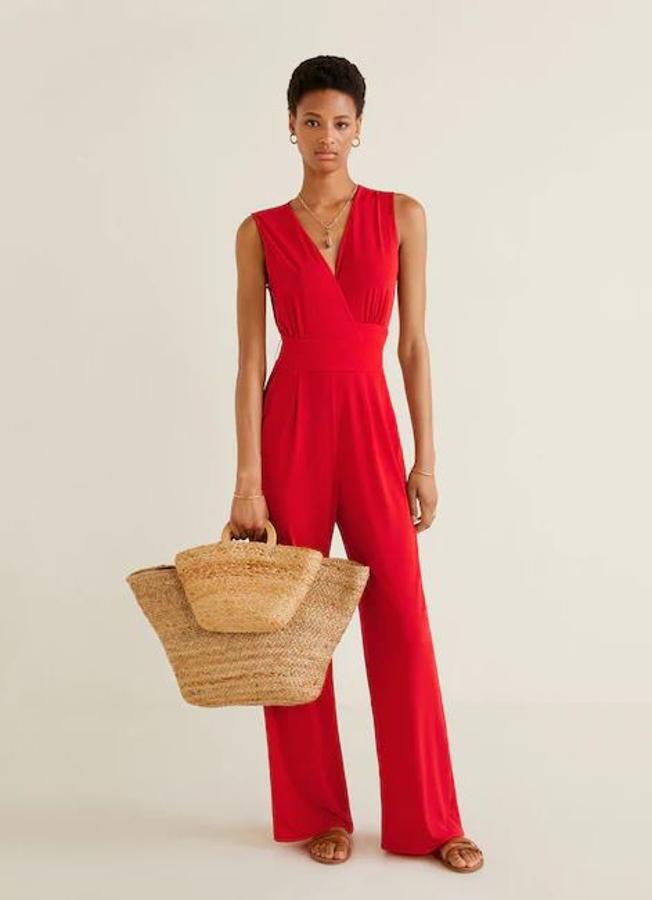 En las rebajas de Mango hemos encontrado uno de los monos más bonitos del verano: este en color rojo pasa de 29.99 a 14.99 euros.