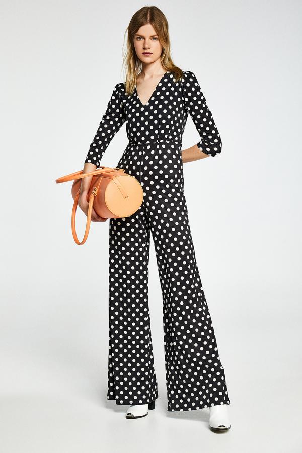 Y para terminar, este mono súper tendencia de verano con estampado de lunares de las rebajas de Sfera, que pasa de 29.99 a 19.99 euros.