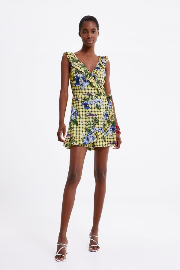 Parece un mini vestido, pero en realidad es un original mono de silueta wrap que en las rebajas de Zara pasa de 29.95 a 19.99 euros.