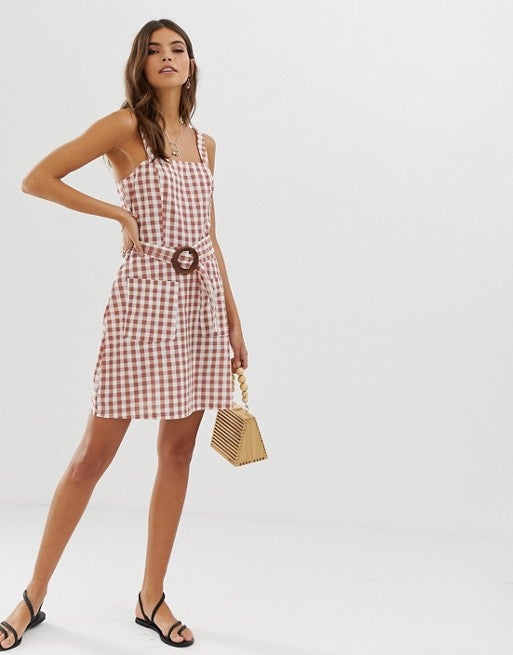 Los cuadros vichy también son para el verano, sobre todo si lo lleva un  vestido de lino  con cinturón para afinar la figura. (19,49 euros).