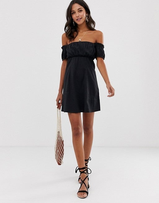 Este  minivestido veraniego de corte bardot  y estilo mesonero hace un escote precioso, sienta de maravilla con sandalias planas y sigue disponible en todas las tallas. (16,99 euros). ¡Chollo a la vista!