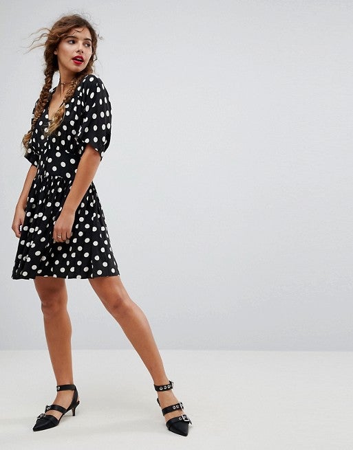 ¿Todavía sin un  minivestido con los clásicos lunares ? Esta opción fluida con escote a pico de Asos es perfecta y cuesta muy poco. (11,49 euros).