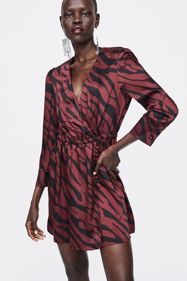 Vestido con escote de pico y manga larga, con estampado de cebra en tamalo XL. Lleva la cintura con goma elástica y un cierre frontal con botones forrados. Costaba 39,95 en Zara pero se quedan en 19,99 euros en las rebajas.