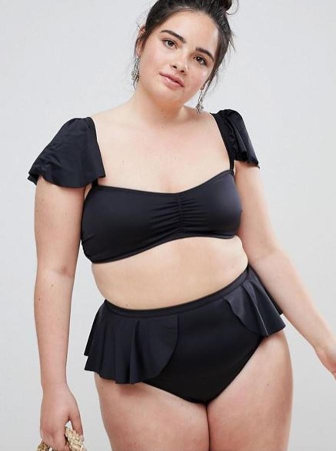 Asos es la marca infinita, ahí puedes encontrar lo que necesites y por supuesto tiene modelos de todos los colores y tallas aptos para mujeres con algo más de talla. Este negro con volantes nos ha parecido muy mono y está tirado de precio por rebajas: el top cuesta 7,49 euros.