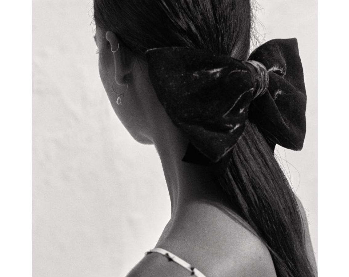 Un lazo de terciopelo negro. No necesitas otro complemento más bonito para el pelo... (5.99 euros en H&M).