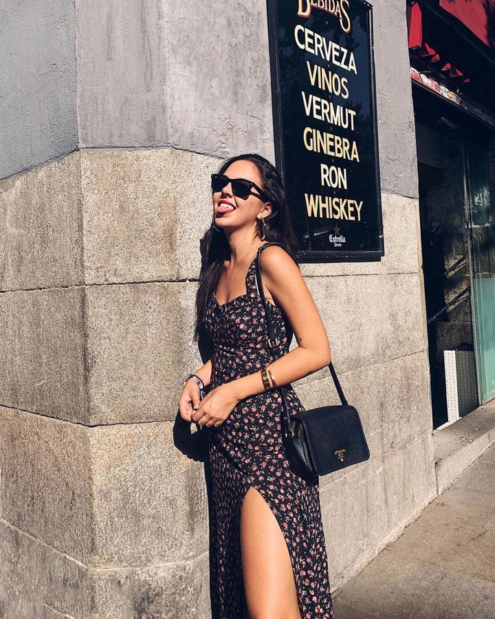 La influencer Andrea Rueda también estuvo en el concierto de Rosalía y lo hizo con este vestid de flores de Zara.