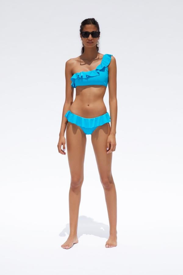 Bikini asimétrcio, con volantes en el top y en la braguita. La parte de arriba son 17,95 euros y la de abajo, 15,95.