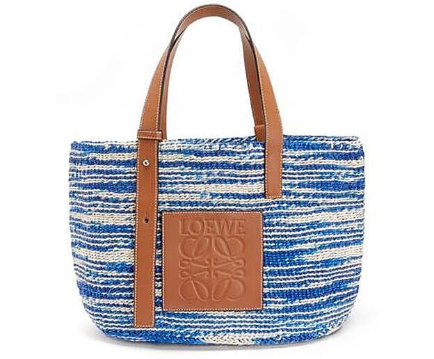 El bolso que lleva sara Escudero es un modelo de comercio justo de Loewe (590 euros).