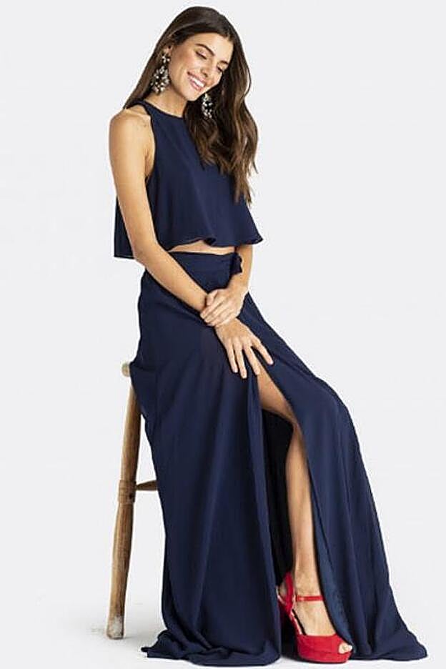 Top desmangado en azul marino (48 euros) y maxi falda tipo pareo de gasa y en azul marino (104 euros).