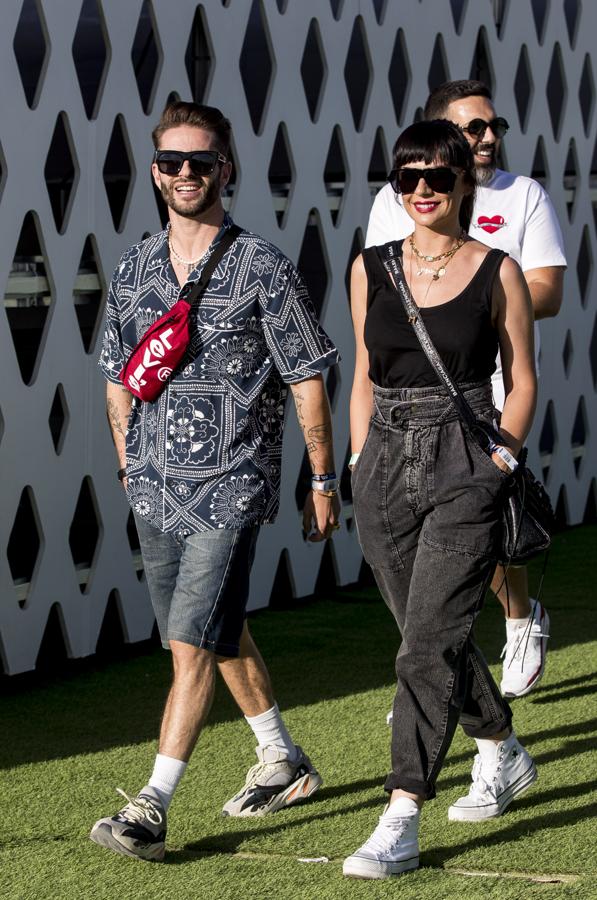 La actriz no se perdió el Mad Cool junto a Pelayo Díaz y fue con este vaquero oscuro de talle alto que conjuntó con Converse blancas y camixeta de tirantes negra.