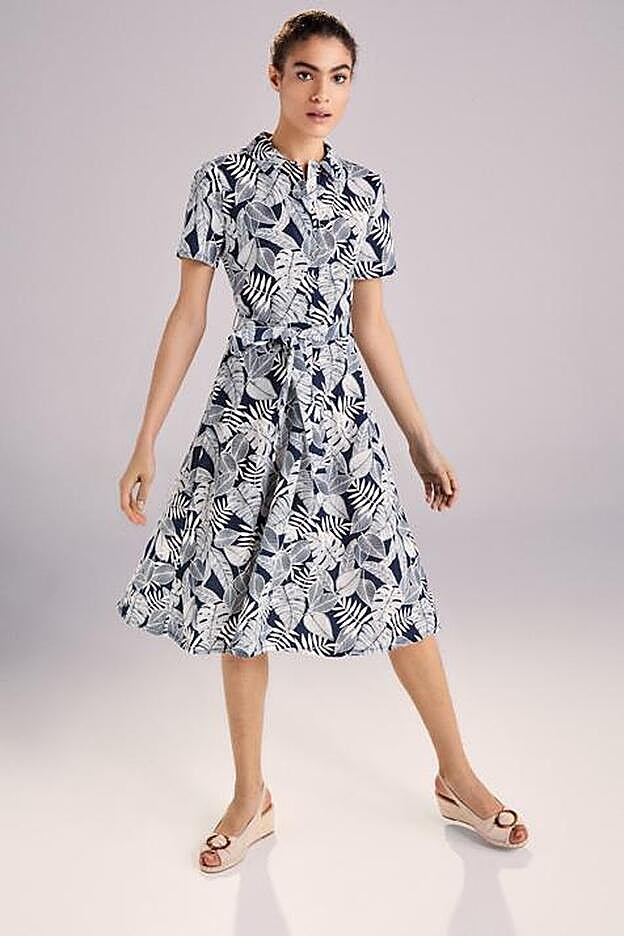 Vestido camisero de manga corta con estampado de hojas en blanco y negro, de Cortefiel (24,99 euros).