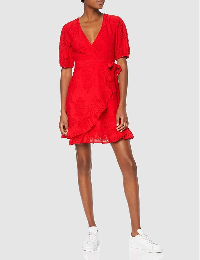 Este favorecedor 'wrap dress' rojo en encaje inglés de Find pasa de 45 a 22 euros durante las  ofertas del Amazon Prime Day 2019 .