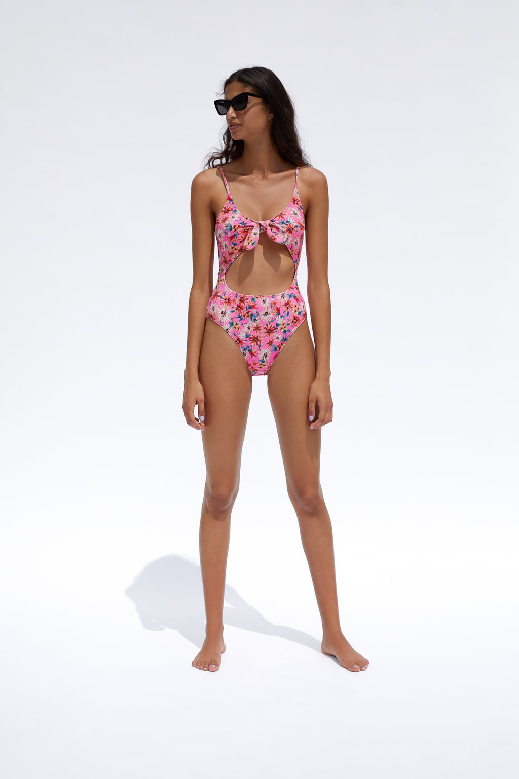 El tono neón de este bañador cut out con estampado de flores va a favorecedor el bronceado. Lo encontrarás en Zara. (19,95 euros).