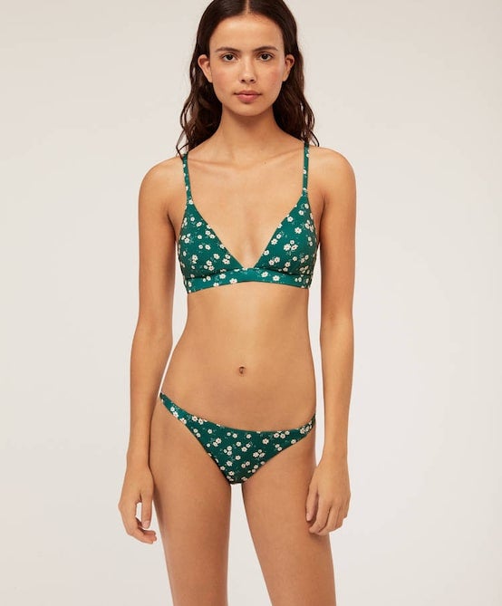 Bikini con estampado de flores de Oysho. Top triángulos: 17,99 euros. Braguita brasileña: 12,99 euros.