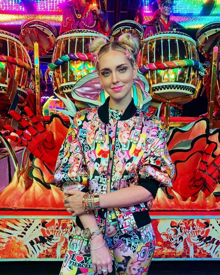 Chiara Ferragni ha aprovechado su viaje a Tokio para presentar parte de su próxima colección de ropa y entre las prendas se encuentra este conjunto de mallas, top y v bomber estampada con diferentes motivos entre los que se encuentra su cara y su logo del ojo.