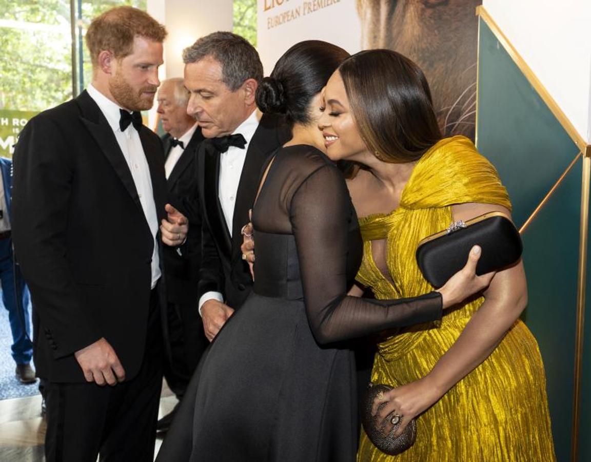 Meghan Markle y el Príncipe Harry no han querido perderse el estreno europeo en Londres de 'El Rey León'. Y allí, han coincidido dos reinas de la moda y la alfombra roja: la Duquesa de Sussex y Beyoncé, que se han mostrado muy cariñosas en su encuentro.