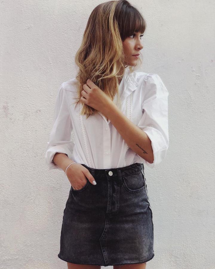 Aitana nos propuso este look veraniego básico e ideal con una camisa blanca y una minifalda vaquera negra de stradivarius.