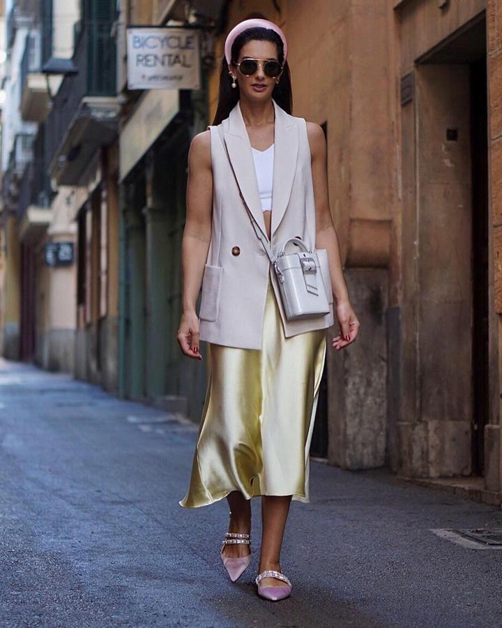 Si pensabas que como mejor quedaba un chaleco era con pantalones, la ifnluencer Laetitia Nimah demuestra que todo lo contrario. En este look lleva un chaleco de Zara (era de la temporada pasada y ahora tienen la misma versión pero en rosa) y una falda de raso de la misma firma (la puedes encontrar en las rebajas). El toque más fashion lo ponen el crop top y la diadema, uno de los accesorios que tienes que tener sí o sí este verano. Por no hablar de las bailarinas, que no nos pueden gustar más.