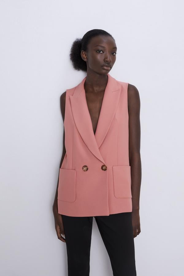 Este es el chaleco de Zara con el que podrás crear esta infinidad de looks. No solo con falda y vestido, como Laetitia Nimah, también con pantalón como hacen en la web de la firma de Inditex. Este cuesta 29,95 euros y es de nueva temporada.