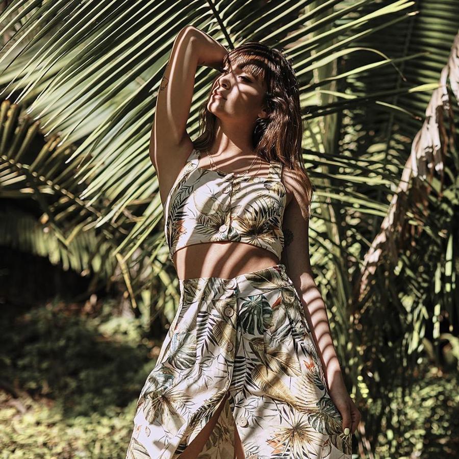 Este conjunto de estampado tropical,  también de la firma de Inditex , nos ha dado una buena pista sobre qué tipo de prendas llevar en la maleta de vacaciones.