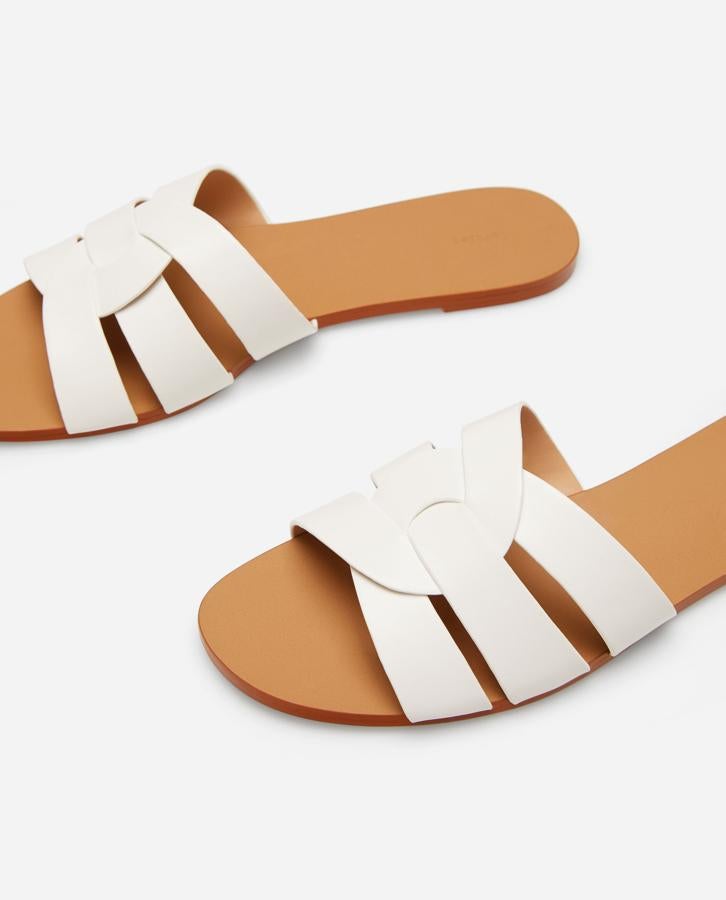 Las sandalias tipo pala de Lefties con tiras cruzadas (7,99 euros) también las hay disponibles en marrón.