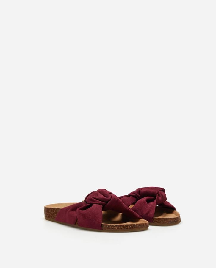 Las sandalias de corcho son de lo más cómodas y en Lefties hay estas burdeos con nudo por 7,99 euros.