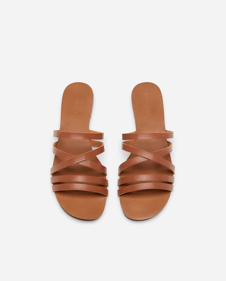 Las palas en marrón son otro de los básicos de este verano. Estas de tiras son preciosas y cuestan 7,99 euros, y también las hay en color teja.