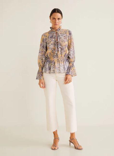 Blusa romántica con estampado de flores. De Mango. (15,99 euros).
