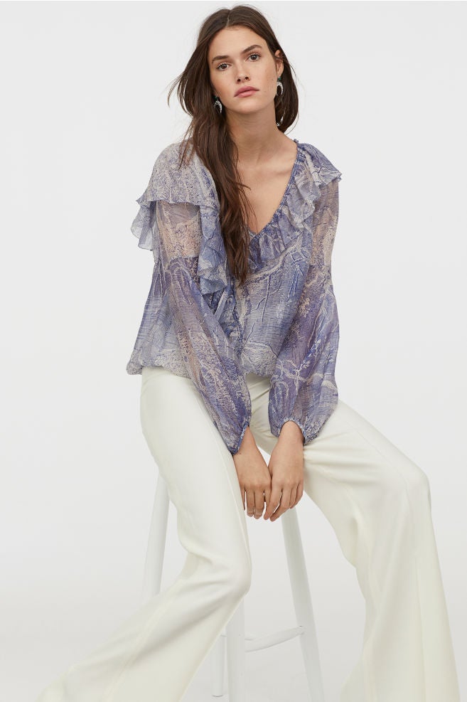 Blusa vaporosa con volantes y escote a pico de H&M. (59,99 euros).