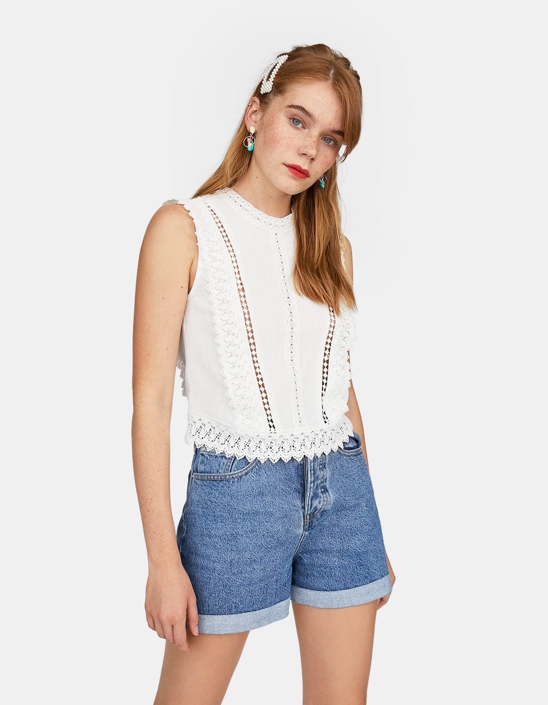 Blusa romántica sin mangas con bordados, la opción más fresquita de la temporada. De Stradivarius. (19,99 euros).