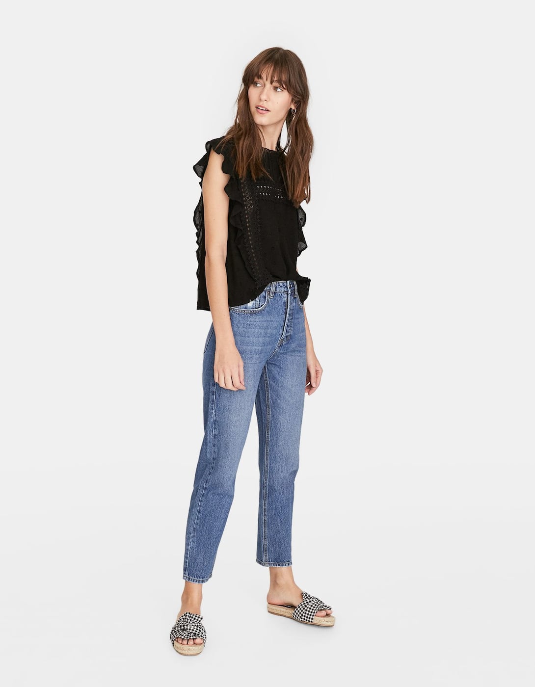 La versión en negro con volantes también nos chifla. Combínala con jeans como propone Stradivarius... o con la falda más elegante de tu armario. (17,99 euros).