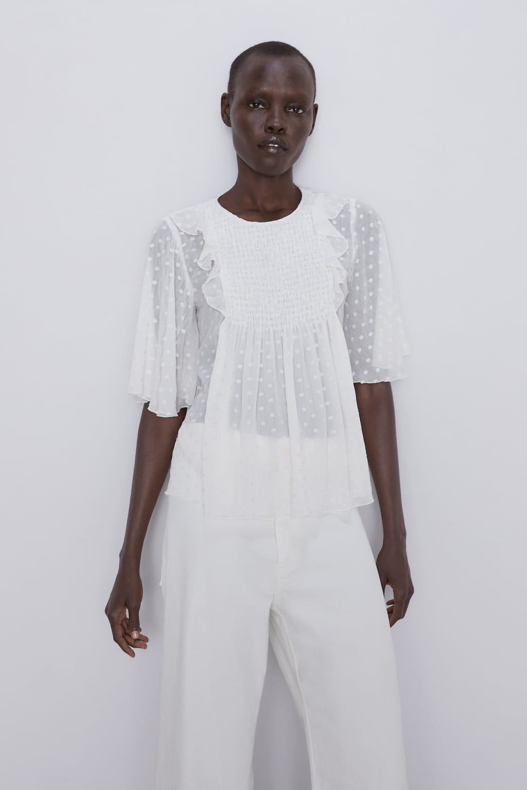 Blusa romántica con estampado de lunares y semitransparente. De Zara. (25,95 euros).