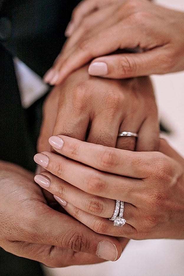 Un primer plano de las manos de los novios en el que podemos admirar la manicura de Lovely Pepa.