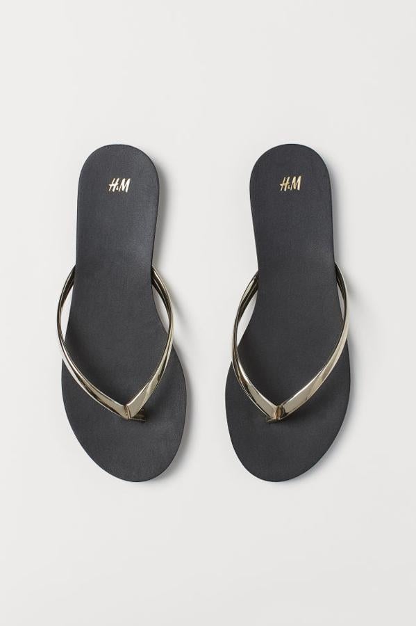 Este verano las chancletas se admiten en todo tipo de estilismos, sobre todo si son de noche. Este diseño de H&M con tiras doradas y suela de goma encajan también en el día (9,99 euros).