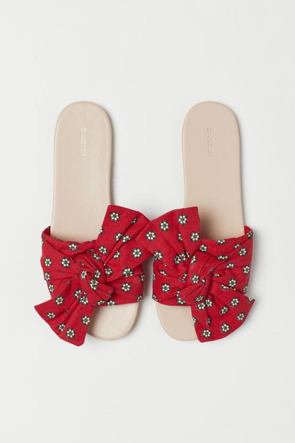 Sandalias en lona de algodón con lazo grande delante, plantillas en piel sintética y suelas de goma termoplástica (H&M, 14,99 euros).