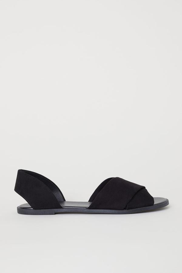 Sandalias con laterales y punteras abiertos, tiras cruzadas delante y puntera abierta. Plantillas en piel sintética y suelas de goma termoplástica (H&M, 14,99 euros).