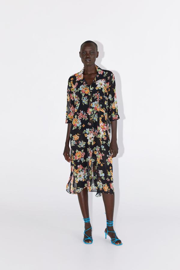 De corte camisero y un tejido de gasa transparente, este modelo cuesta también 39,95 euros.