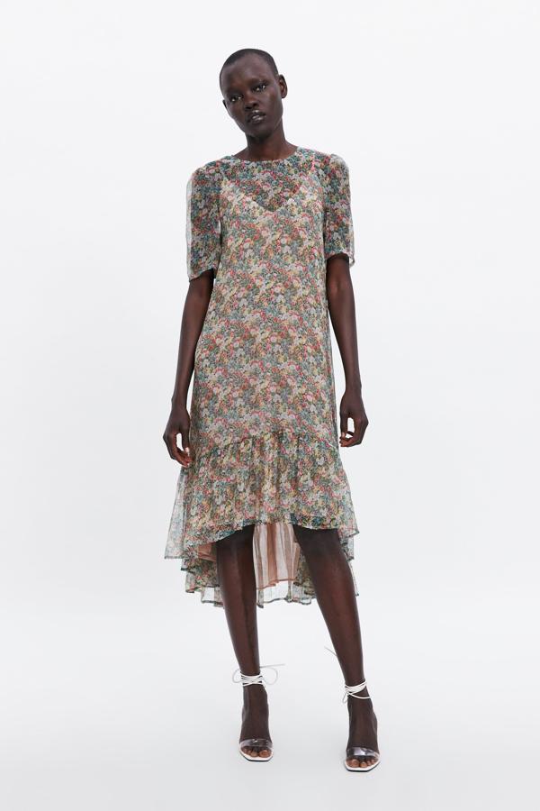 Algo más formal, perfecto para las celebraciones veraniegas de bautizos o prebodas. Este modelo de flores en tejido de gasa cuesta 39,95 euros.