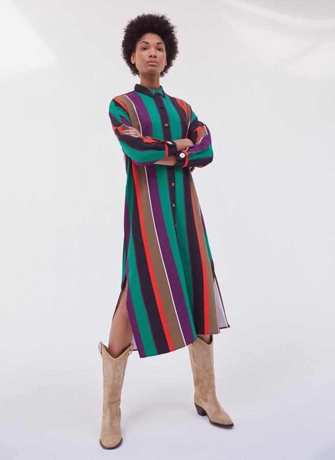 Versión túnica de ayas multicolor, es el paradigma de la comodidad y estilo. Su precio actual es de 49,95 y antes de las rebajas costaba 129 euros.