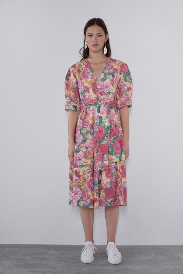 Romántico y con manga abullonada. Cumple todos los requisitos para ser el vestido de flores perfecto. Eso sí, se agota por momentos y solo está disponible en las tallas M y L. Cuesta 39,95 euros.