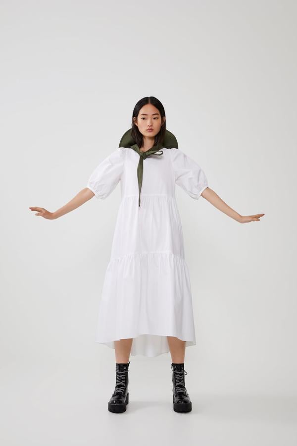 Vestido de cuello redondo y manga corta con detalle de pliegues, bolsillos laterales ocultos en costura y bajo asimétrico. Cierra en la espalda con lazadas (Zara, 29,95 euros).