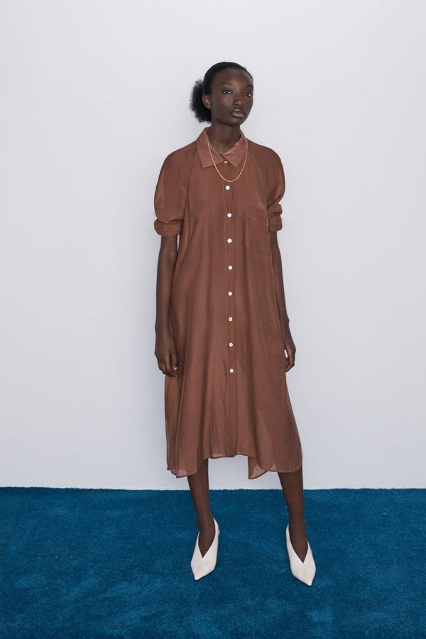 Vestido midi con cuello solapa y manga larga. Bolsillo frontal de plastrón (Zara, 39,95 euros).