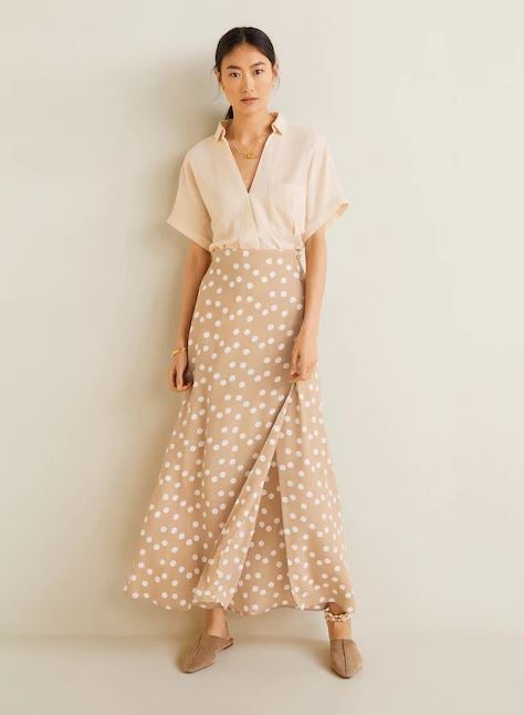 Falda midi con estampado de lunares en tono beige y abertura lateral. ¡Nuestra favorita! (25,99 euros).