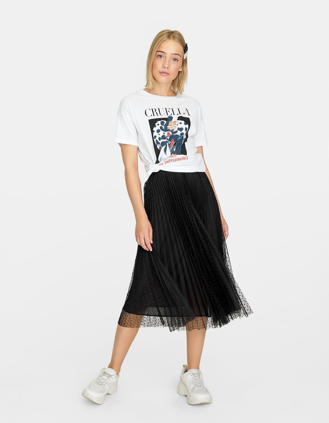 Falda plisada plumeti en tono negro, uno de los best seller de la nueva colección de Stradivarius. ¡Está casi agotada! (19,99 euros).