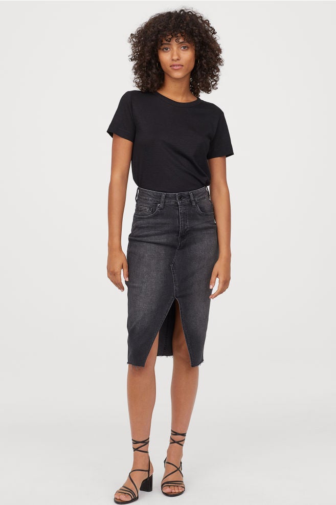 Falda lápiz denim con raja delantera. ¡La más buscada! De H&M. (29,99 euros).